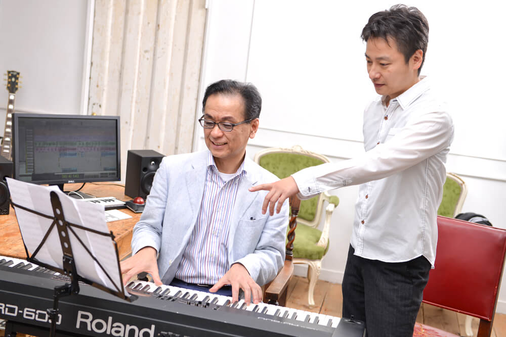 講師からピアノの指使いの指導を受ける生徒