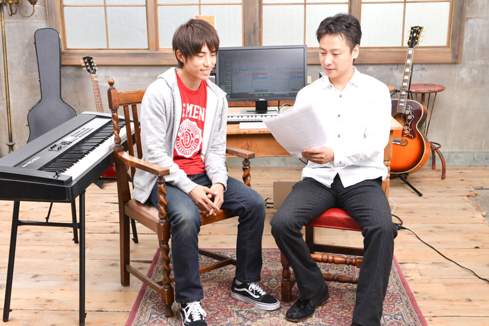 講師から音楽理論の指導を受ける生徒