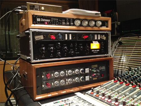 レコーディングススタジオでは定番のneve1073などのマイクプリアンプ