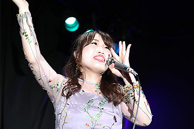 「太陽のメロディー」を歌う鶴丸彩さん