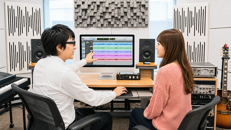 録音した歌を一緒に聴きながら、ボイストレーナーが生徒の歌の問題点を明確にし、改善方法をアドバイスする様子